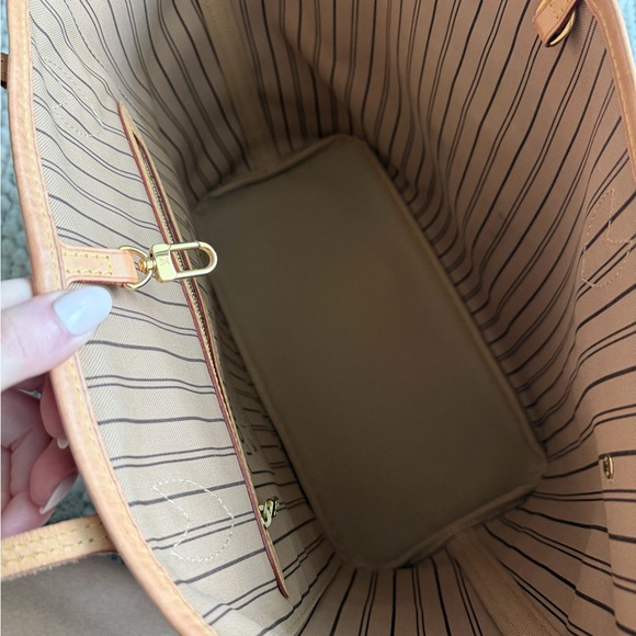 Louis Vuitton Neverfull MM Monogram Beige Interior - Picture 7 of 16